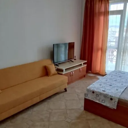 Plaza - - Sunny Apartment *
